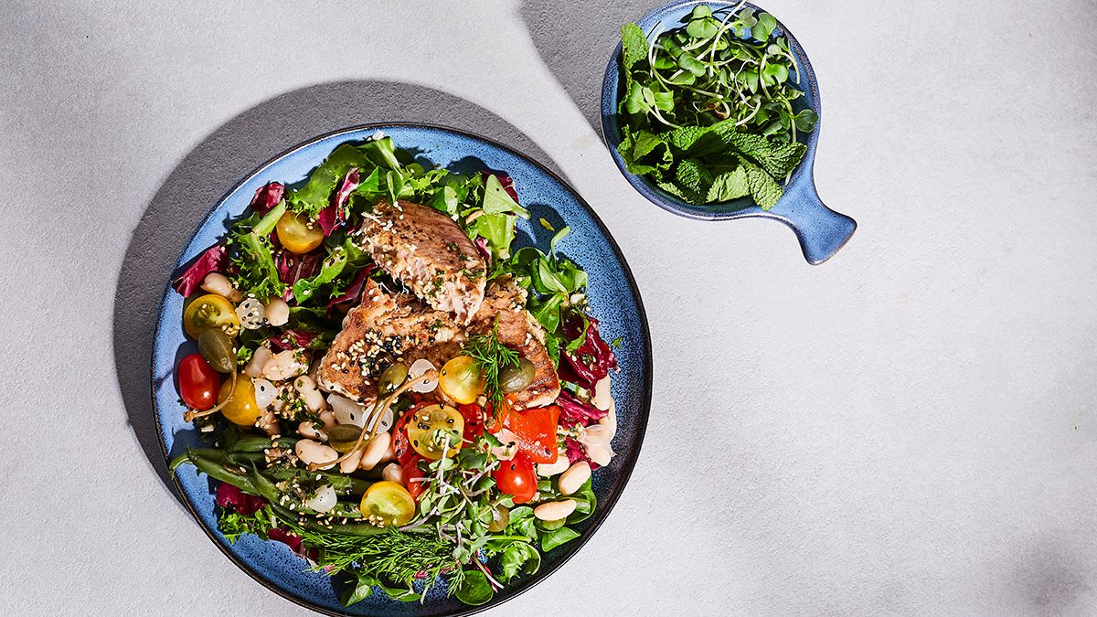 Tunča salāti ar pupiņām, marinētu papriku un sīpoliem