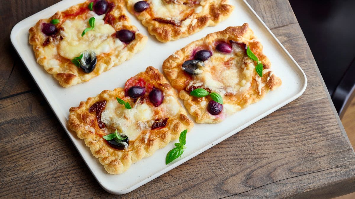 Tarta su gaudos ir mocarelos sūriais, vynuogėmis ir pomidorais