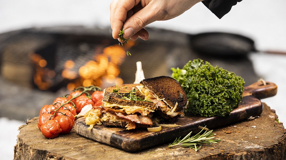 Matkajuhi grillvõileib suitsupeekoniga