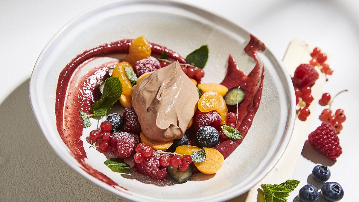 Tumšās šokolādes muss ar zemeņu mērci