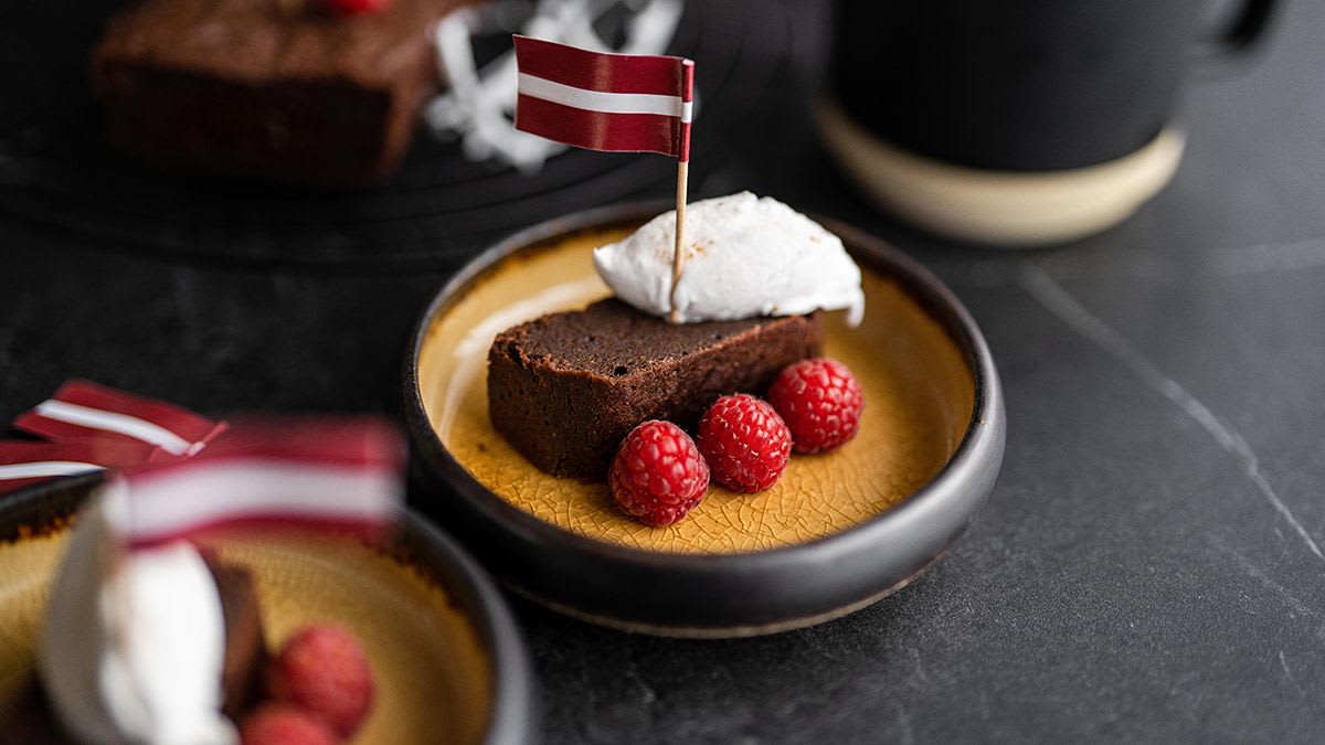 Šokolādes kanēļa kūka ar putotu kokosu 