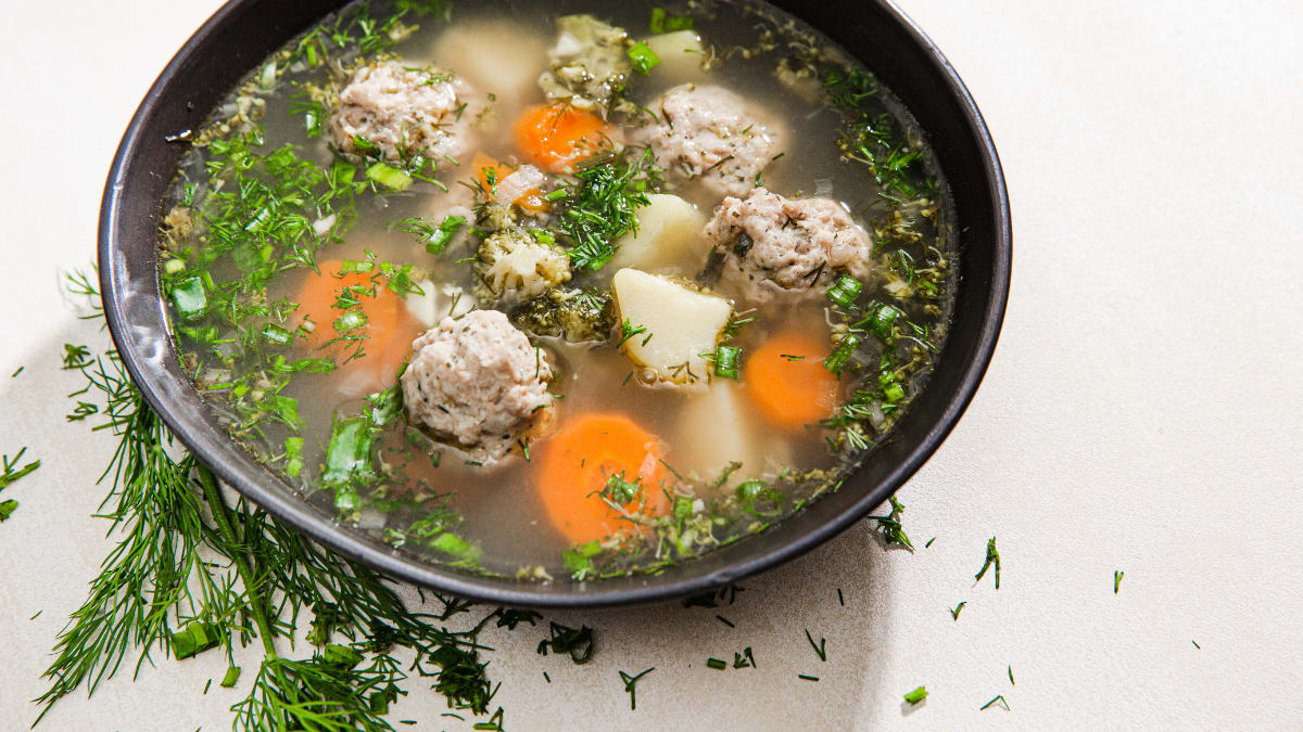 Ātrā frikadeļu zupa