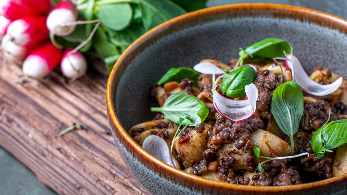 Pasta ar Beluga lēcu Boloņas mērci