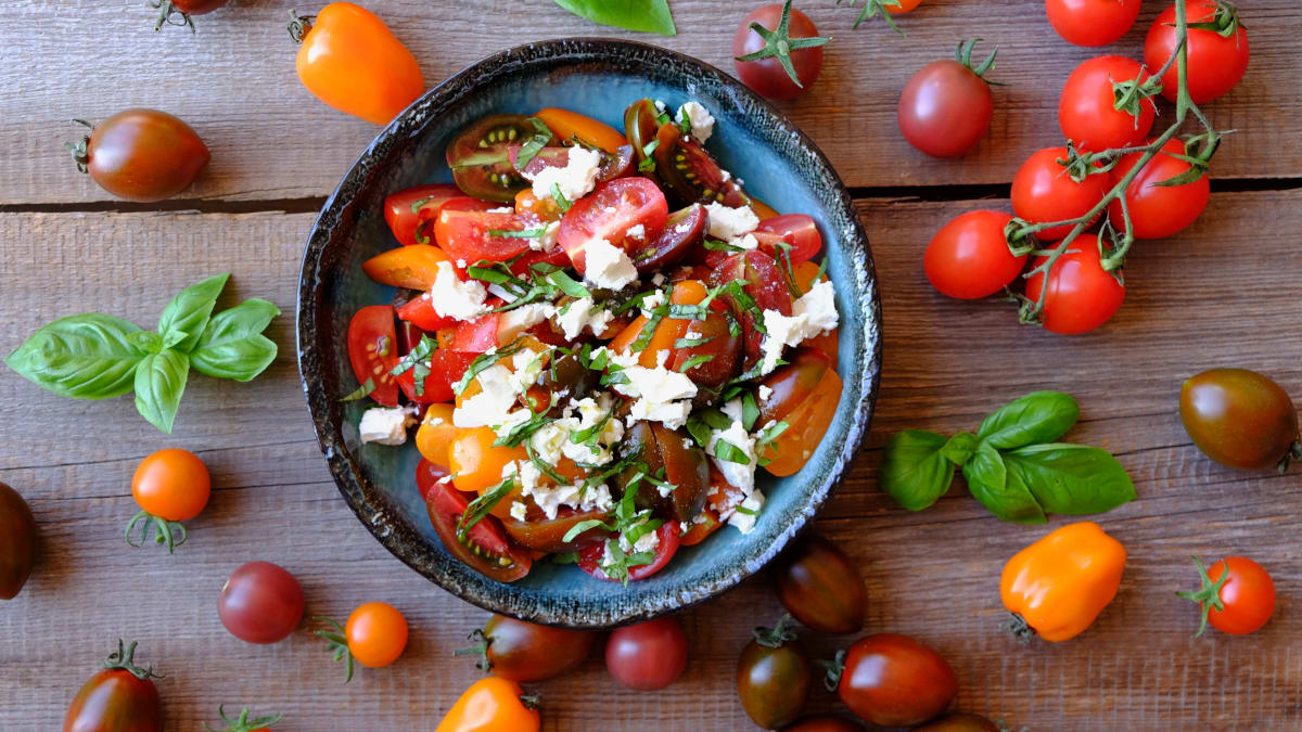 Värviliste tomatite salat fetajuustuga