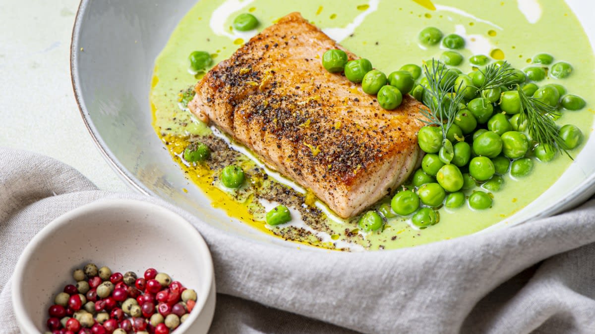 Sviestā cepta palijas fileja ar zaļo zirņu krēmu