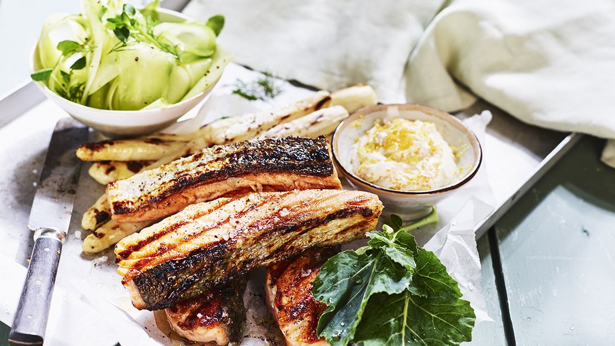 Grilēts lasis ar balto sparģeļu salātiem un sīgu ikru mērci