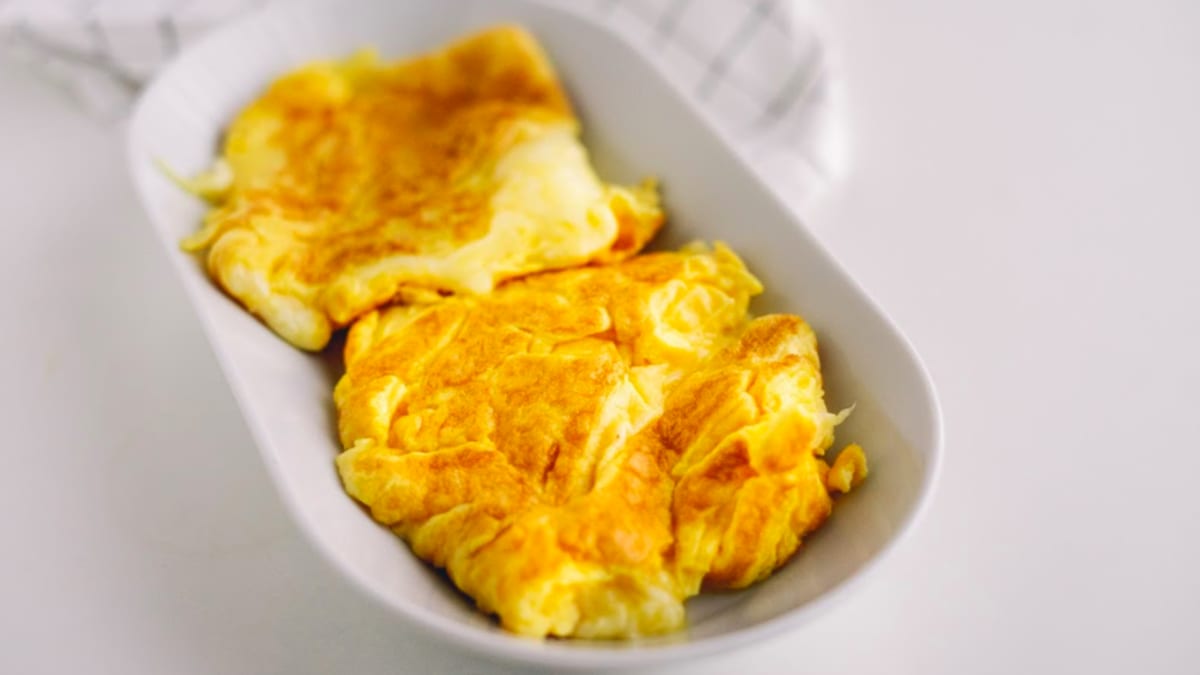 Ar sieru pildīta omlete