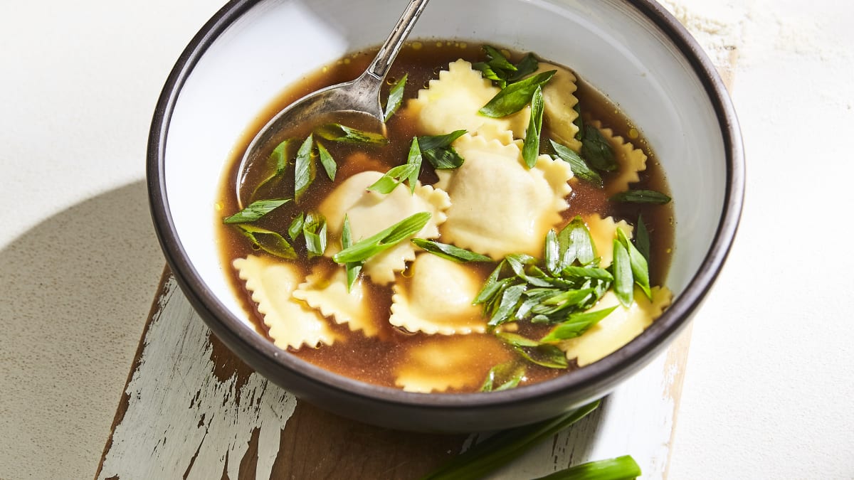 Tumšais pīles buljons ar ravioli