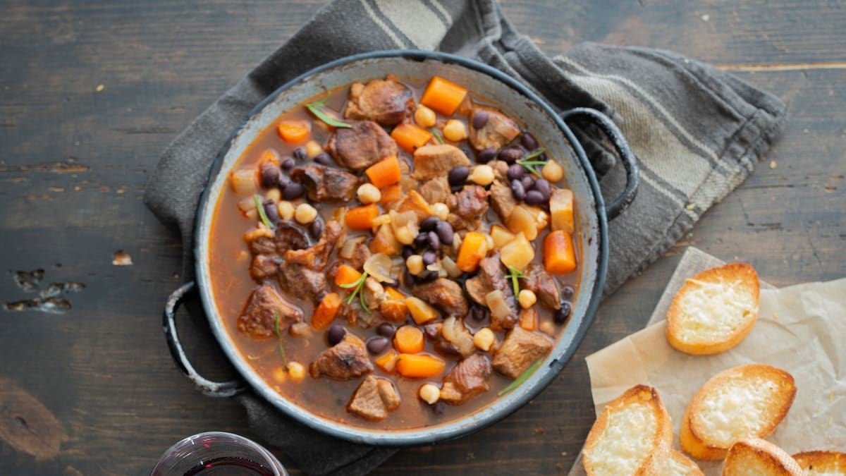 Avienos troškinys su avinžirniais ir juodosiomis pupelėmis