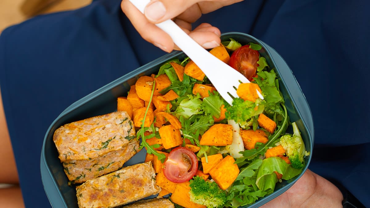 Dėžutė su smulkintomis kiaulienos ir jautienos keksiukais