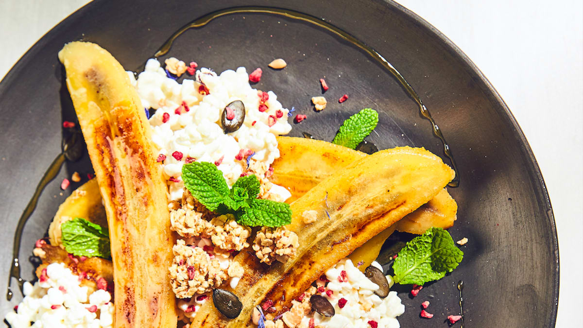 Cepti banāni ar biezpienu un granolu