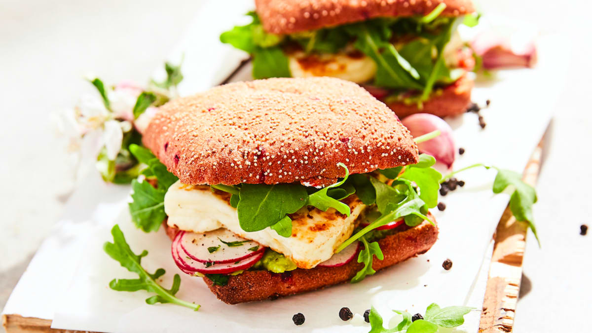 Grilēta halumi un dārzeņu burgers