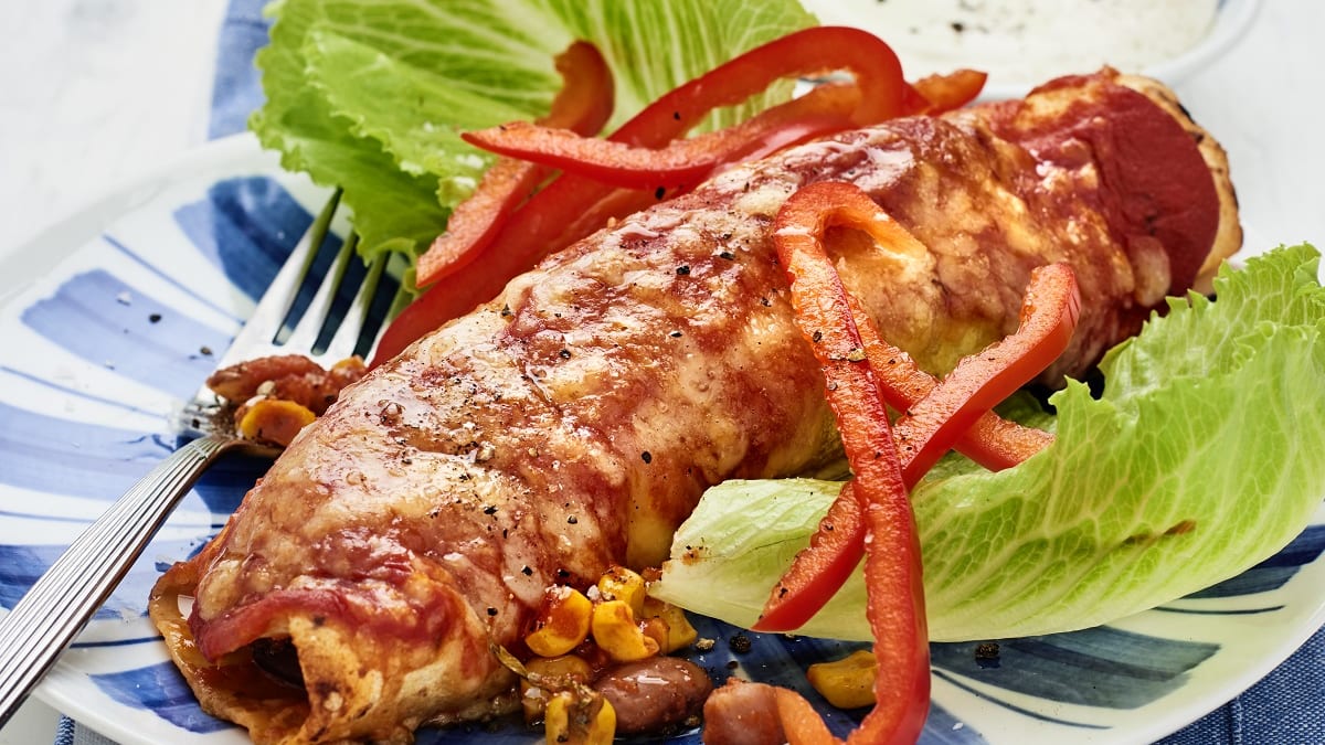 Maisitortiljad hapukoore ja salatiga