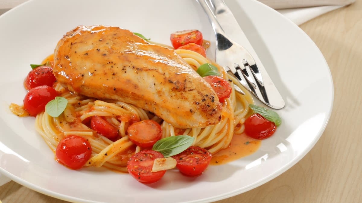 Vištienos krūtinėlė su makaronais ir česnakiniu sviesto bei pomidorų padažu