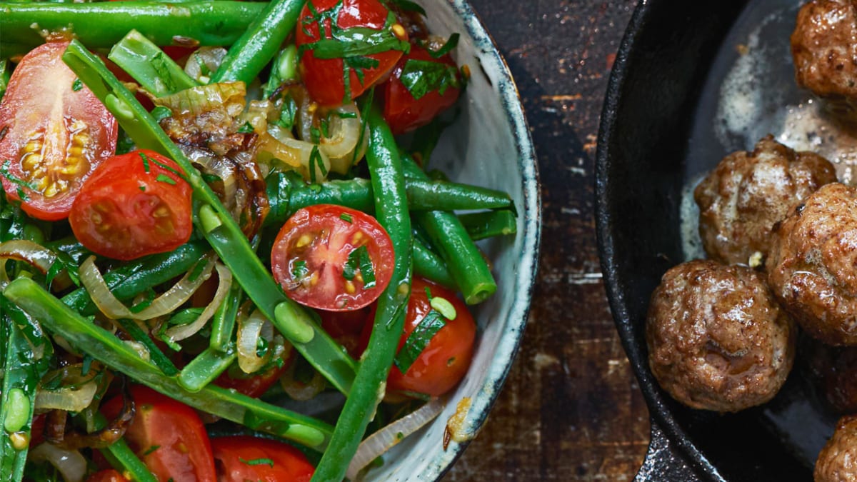 Šiltos žaliųjų šparaginių pupelių salotos, pagardintos kmynais