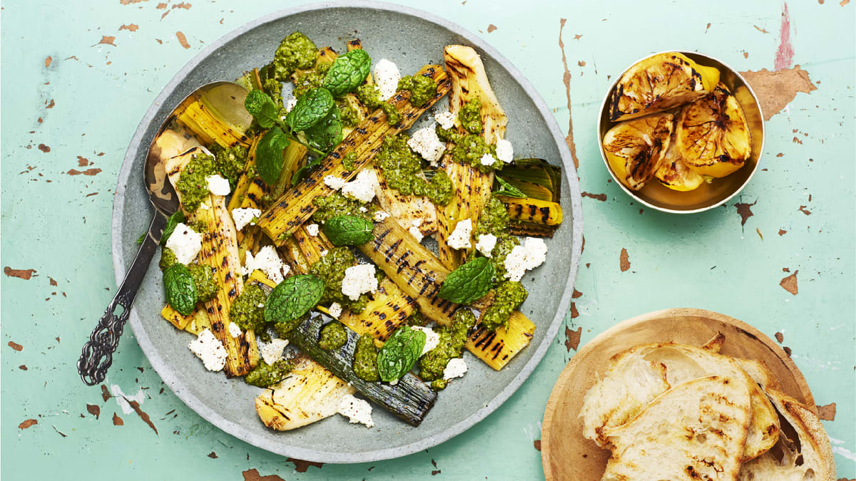 Grillitud porrulauk skhug-kastme, mündi ja fetajuustuga