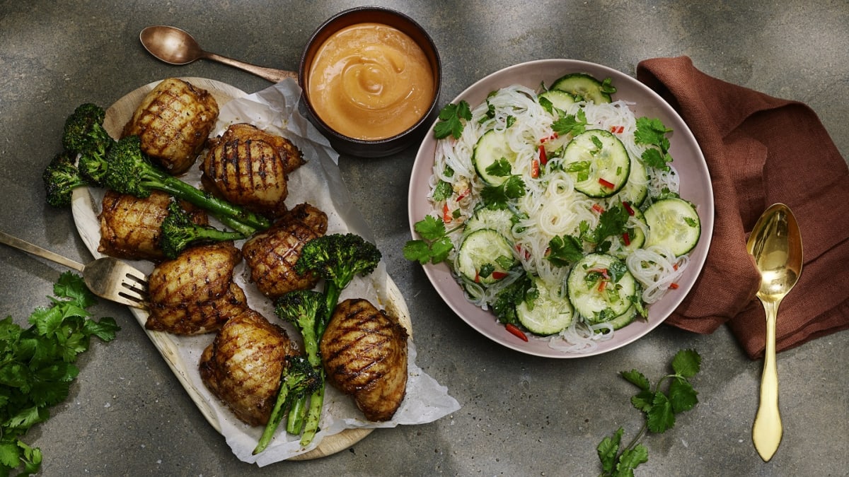 Grillitud musta küüslaugu kana ingverinuudlite ja srirachamajoneesiga