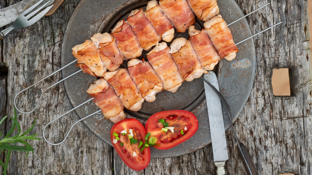 Vištienos šašlykas su kiaulienos šonine, ananasų ir sojų padažu