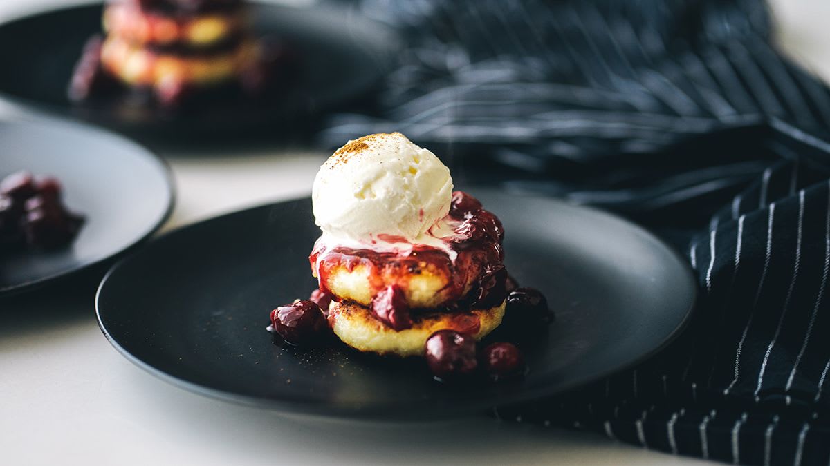 Biezpiena plācenīši ar ķiršu mērci