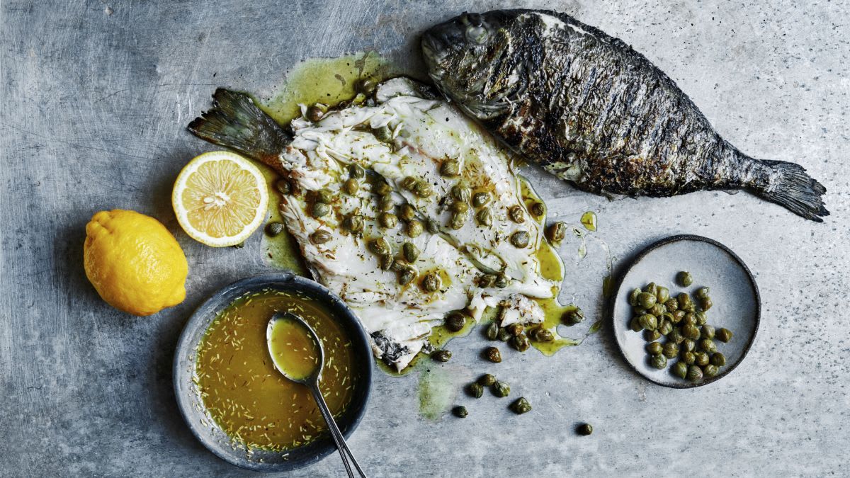 Viduržemio jūros regiono stiliaus dorada su žolelėmis ir citrinomis