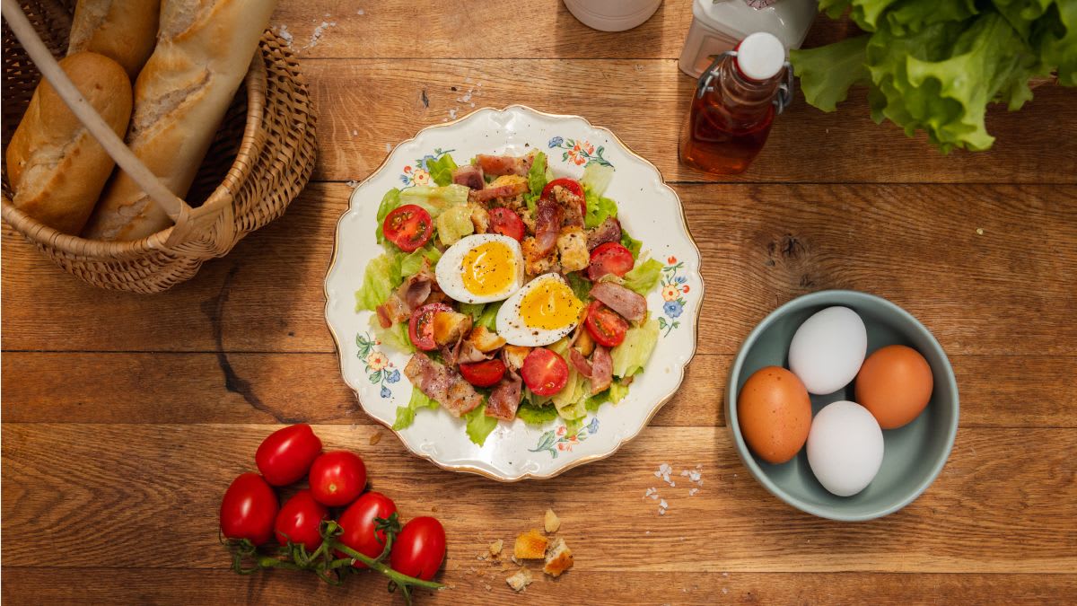 Lyoni salat peekoni, muna ja krutoonidega