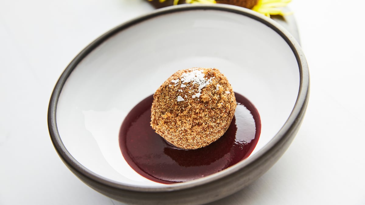 Asinsdesas arančini ar upeņu mērcīti