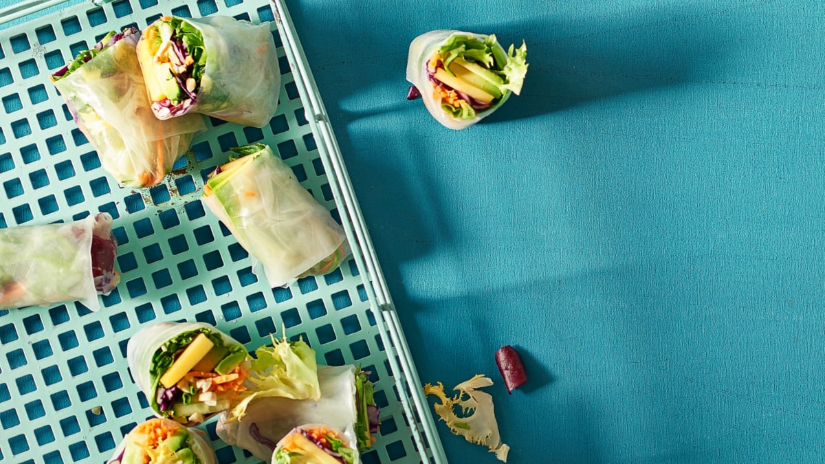 Ryžių popieriaus suktinukai su Provanso salotomis