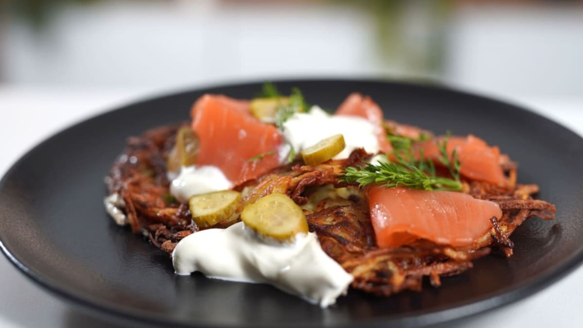 Bulviniai blynai su lašiša