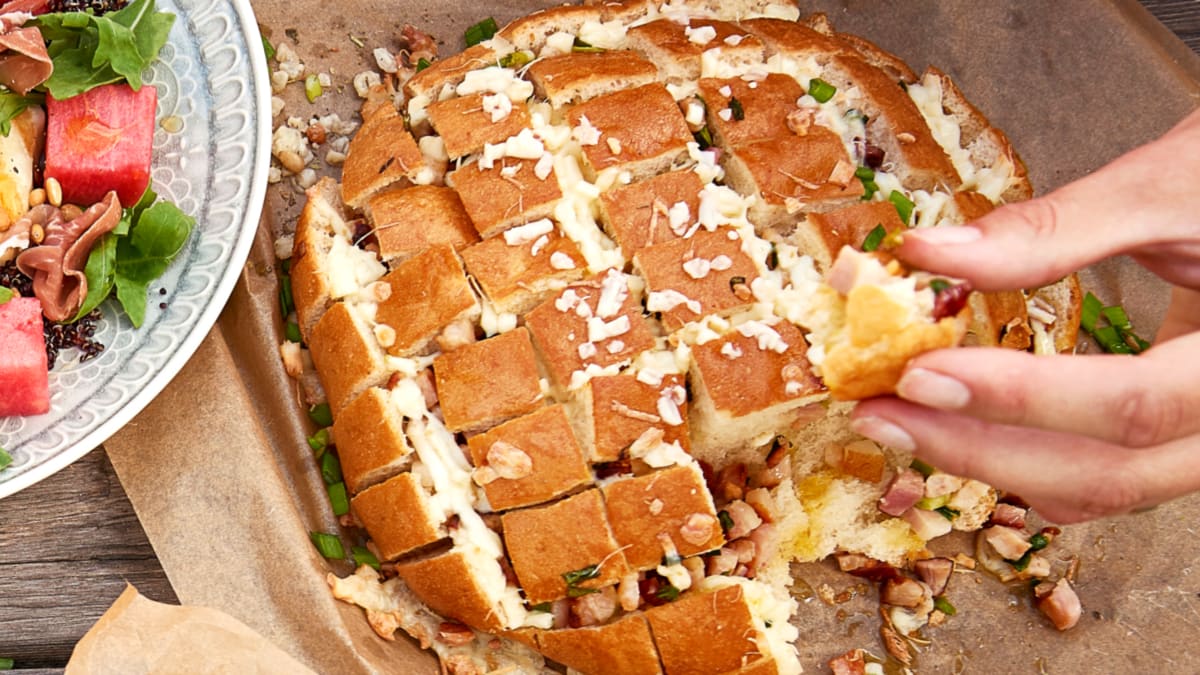 Grilyje keptas duonos kepalas su sūrio lazdelėmis