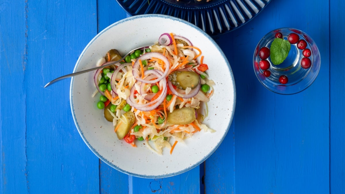 Salotos su marinuotais kopūstais, agurkais ir svogūnais