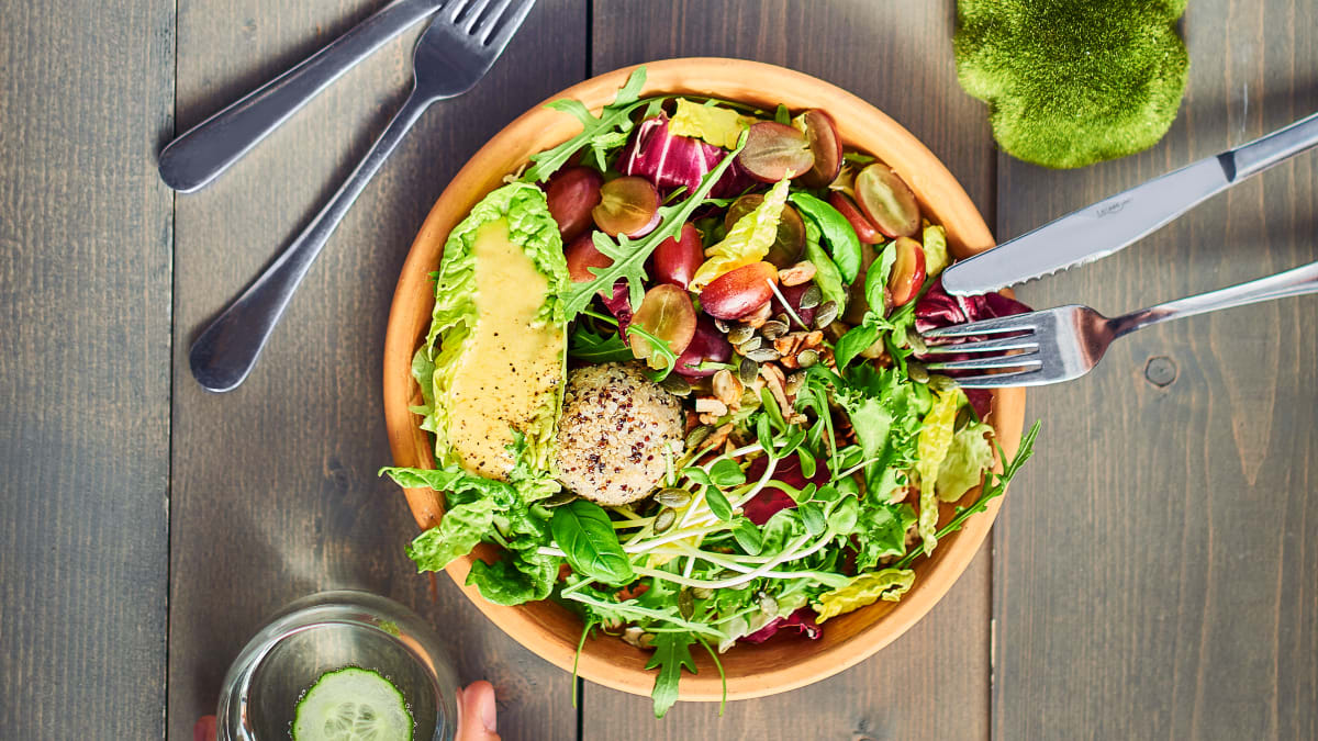 Lapinės salotos su bolivinėmis balandomis, vynuogėmis bei ciberžolių ir jogurto užpilu