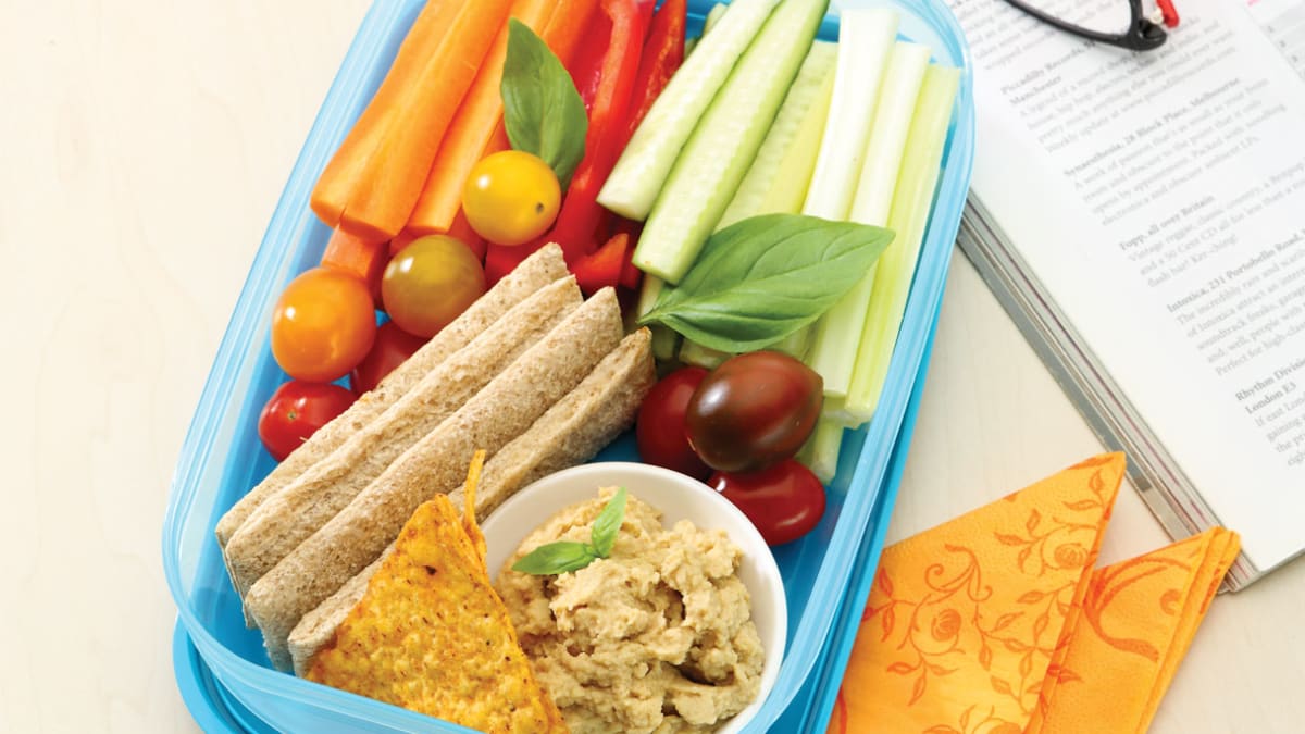 Humusas su daržovių juostelėmis ir duoniukais