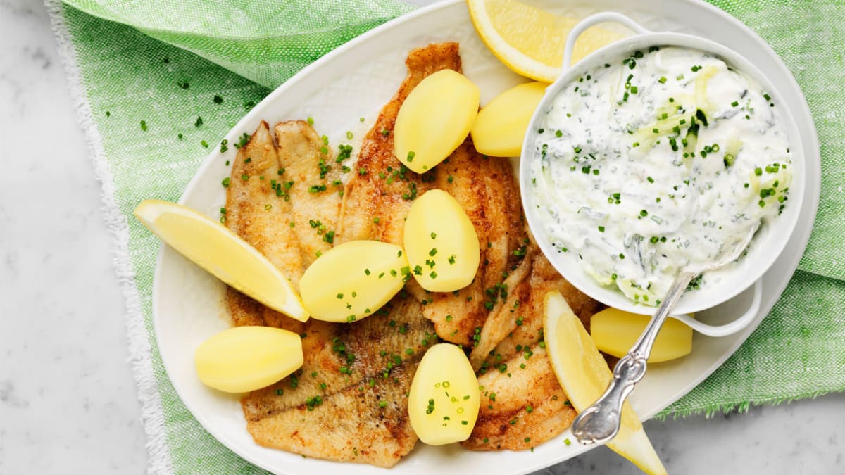 Kepta plekšnė su grietinės ir agurkų padažu