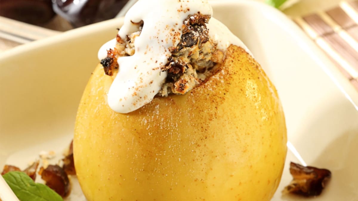 Kepti obuoliai su avižiniais dribsniais ir figomis