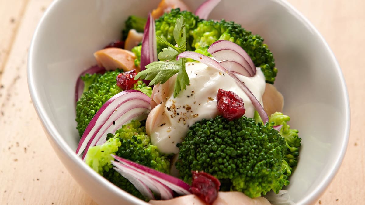 Brokolių mišrainė su rūkyta vištiena ir spanguolėmis