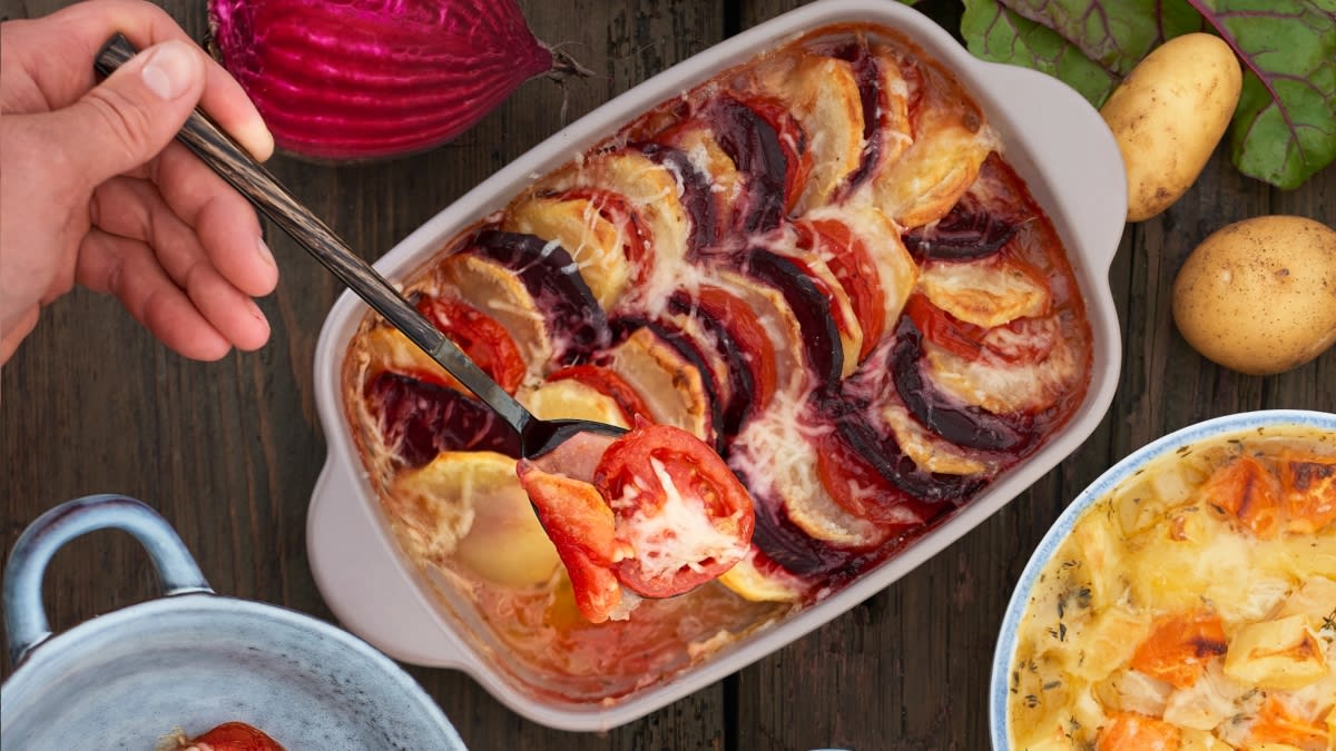 Burokėlių, pomidorų ir bulvių apkepėlė