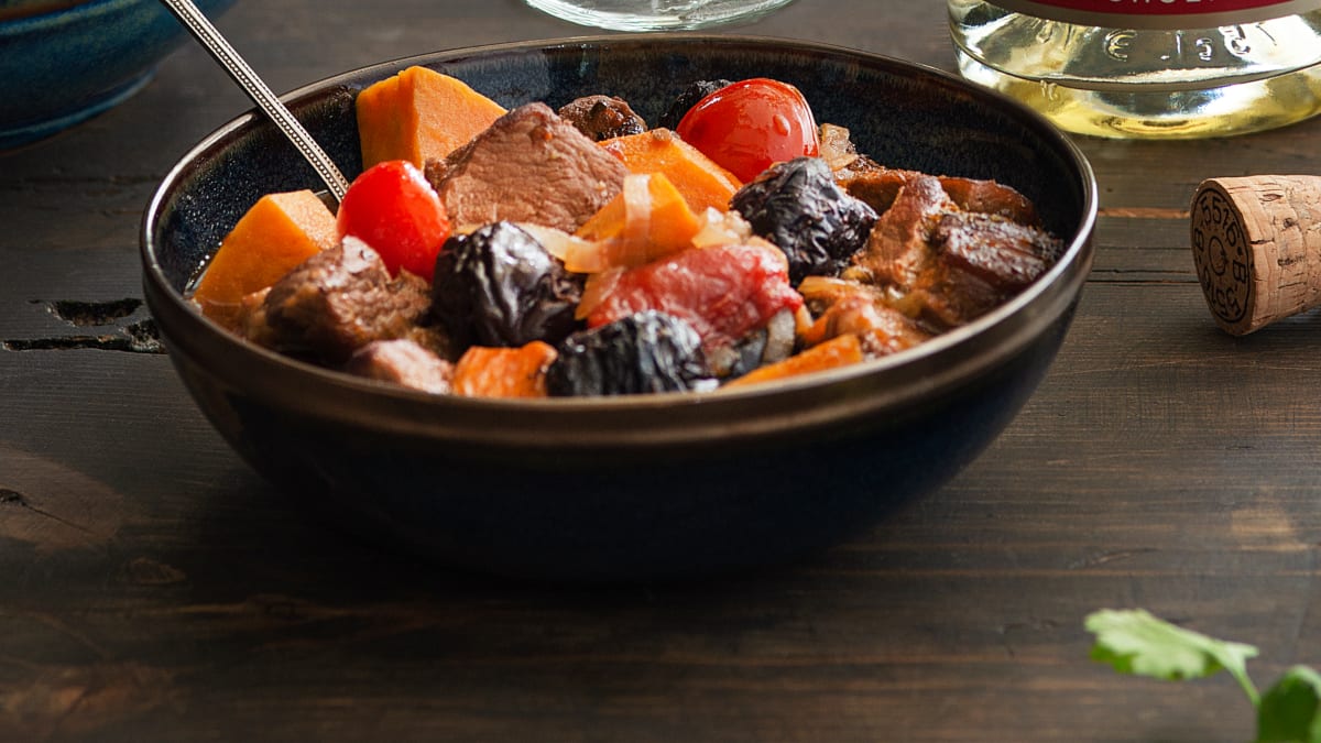 Veršienos troškinys su džiovintomis slyvomis