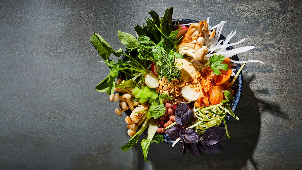 Budos dubuo su humusu, kimchi ir petražolių padažu