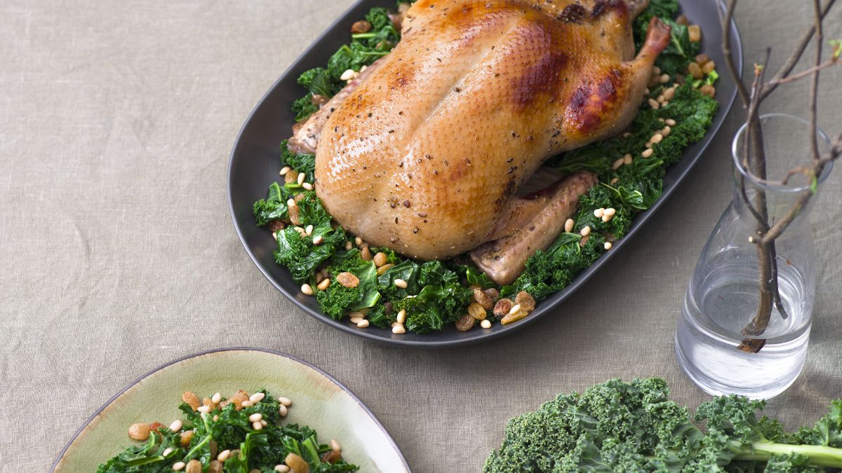 Pekino antis su lapiniais kopūstais (kale), razinomis ir kedro riešutais