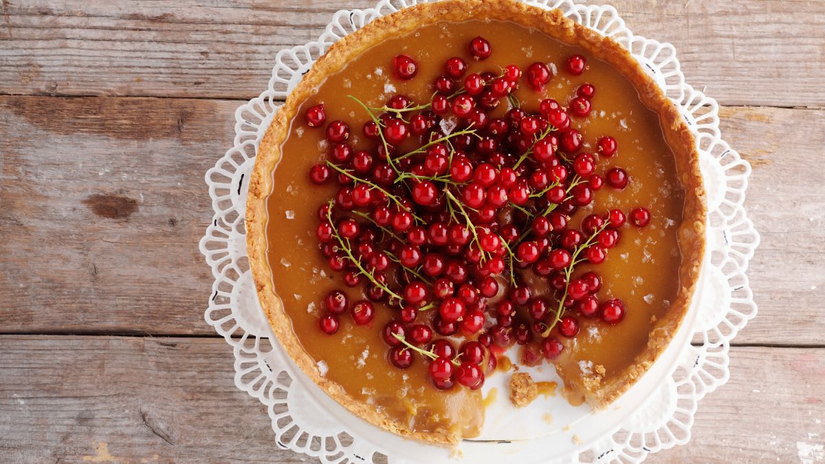 Karamelinis pyragas su raudonaisiais serbentais