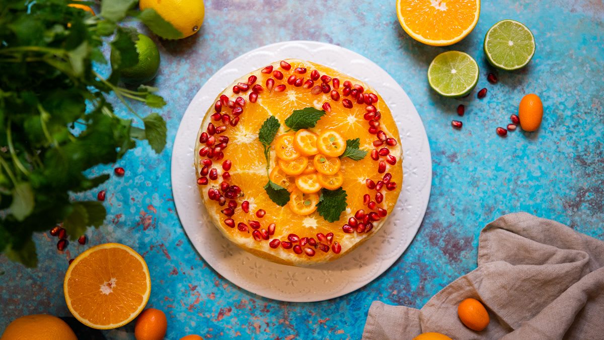 Nekeptas apelsininis pyragas su plakta grietinėle