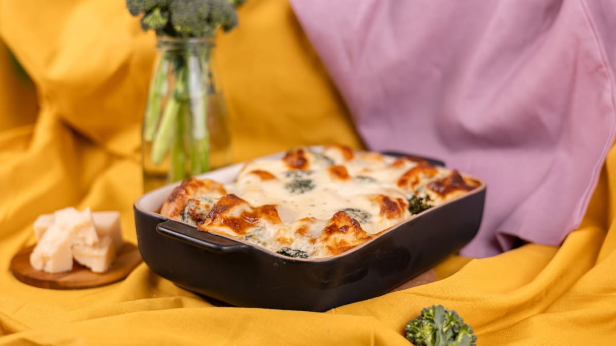 Brokoļu un maizes sacepums zilā siera mērcē