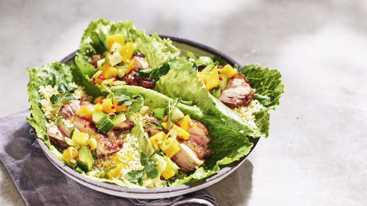 Grilyje kepta vištiena su prieskoniais, mangų salsa ir kuskusu įdarytais salotų lapais