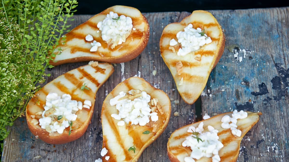 Grilyje keptos kriaušės su grūdėta varške, medumi ir riešutais