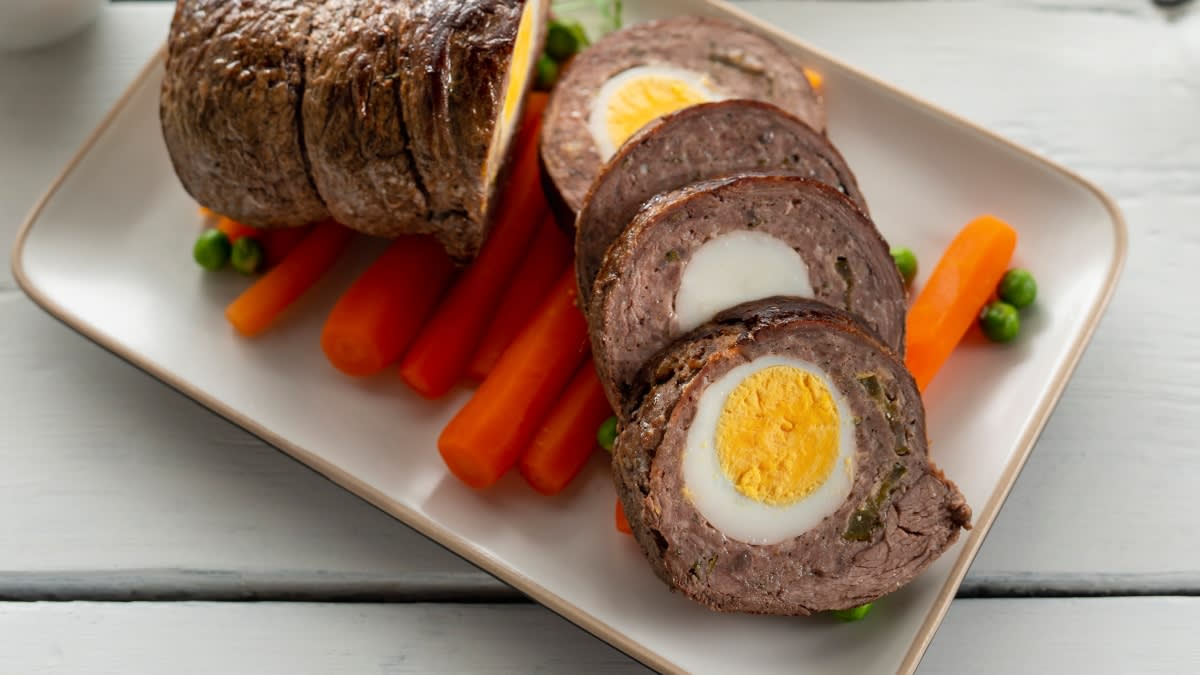 Jautienos vyniotinis su virtais kiaušiniais ir agurkėliais