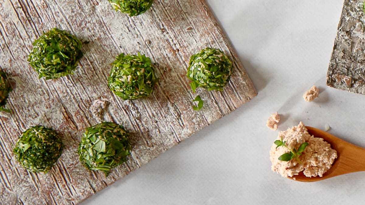 Varškės rutuliukai su žolelėmis