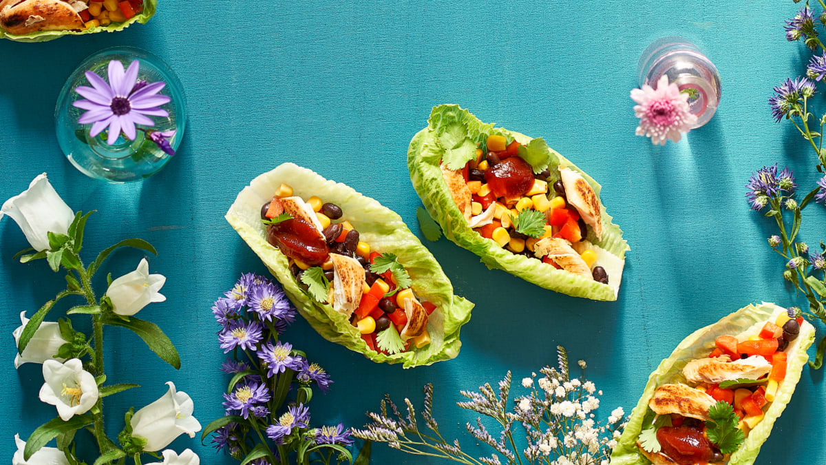 Salotų laiveliai su barbekiu vištiena