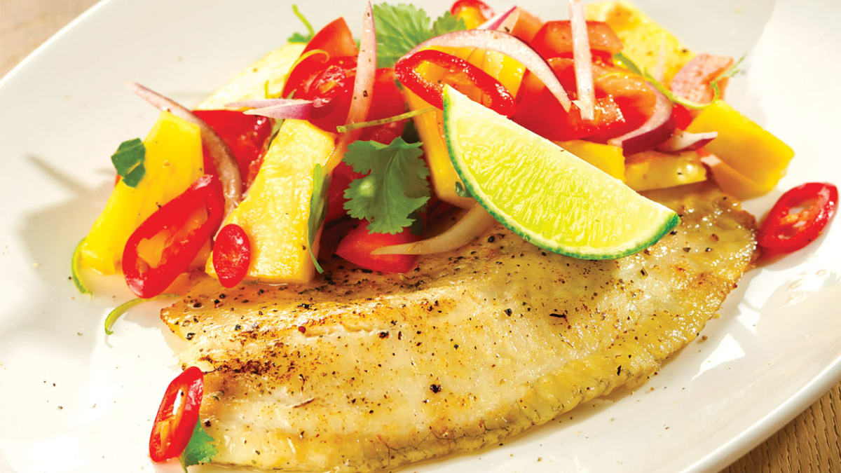 Tilapijos filė su aštriomis ananasų salotomis