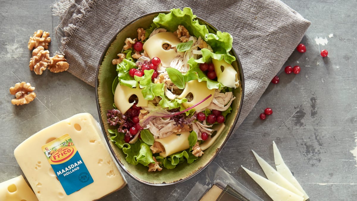 Šiltos salotos su vištiena, „Maasdam“ sūriu ir spanguolėmis