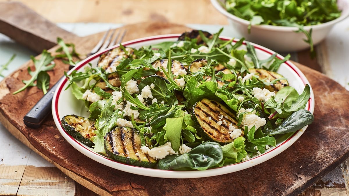 Suvesalat suvikõrvitsa ja salatijuustuga